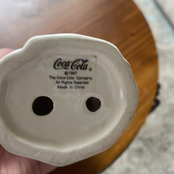 1997 Coca-Cola Polar Bear w/ Mistletoe red scarf & a Coke. Ceramic Figurine - Picture 5 of 5
